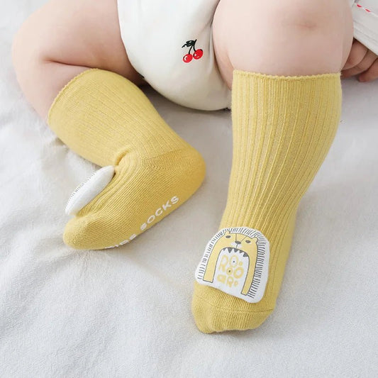 Chaussettes en coton antidérapantes pour bébés garçons et filles avec des motifs de dessins animés, pour l'automne et le printemps. - maman-all-in-one