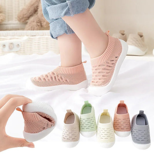 Des chaussures pour bébés qui favorisent la marche, avec des semelles souples idéales pour l'été, offrant à la fois adhérence et respirabilité. - maman-all-in-one